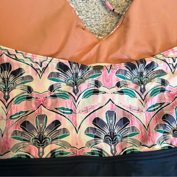 O’Neill one piece swimsuit - Picture 10 of 10